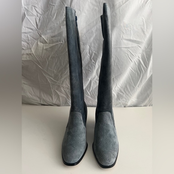 90s Vintage Women’s Gray Suede Knee-High Boots – Size 7, 2” Heel - Picture 4 of 6